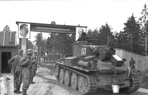 bundesarchiv_bild_101i-265-0035a-27a-_russland-_panzer_38t.jpg